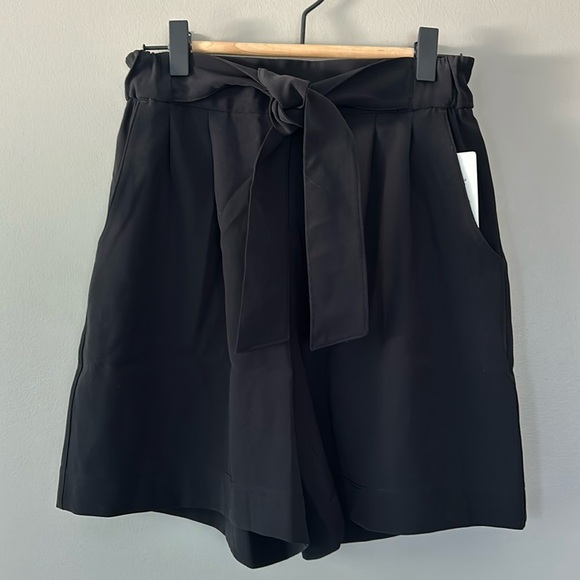 Lululemon‎ Noir Short 5.5” Sz 4 Black NWT - Picture 1 of 8